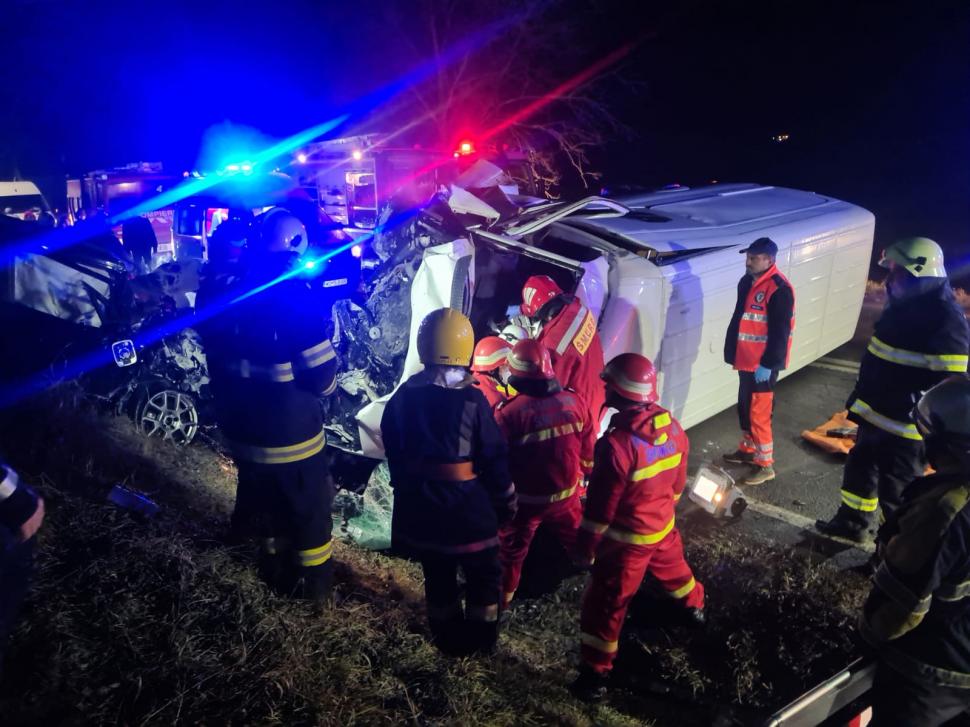 Accident cumplit pe DN 13A, în Mureș. Două maşini s-au făcut praf după un impact devastator 804549