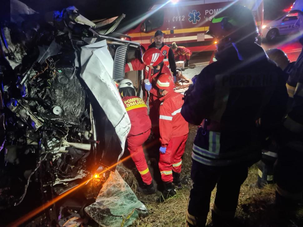 Accident cumplit pe DN 13A, în Mureș. Două maşini s-au făcut praf după un impact devastator 804550