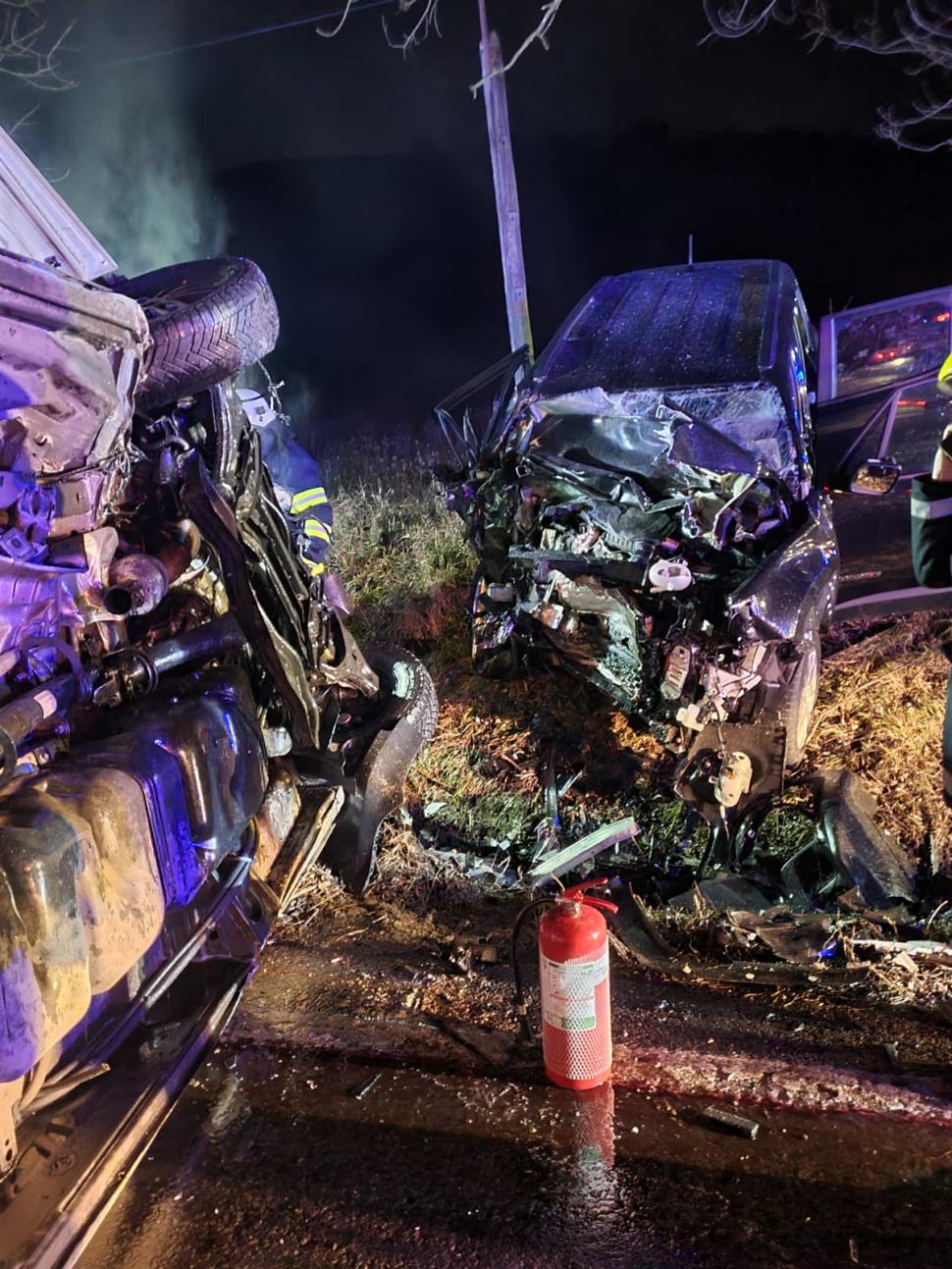 Accident cumplit pe DN 13A, în Mureș. Două maşini s-au făcut praf după un impact devastator 804551