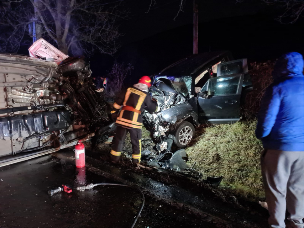 Accident cumplit pe DN 13A, în Mureș. Două maşini s-au făcut praf după un impact devastator