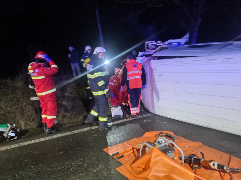 Accident cumplit pe DN 13A, în Mureș. Două maşini s-au făcut praf după un impact devastator 804555