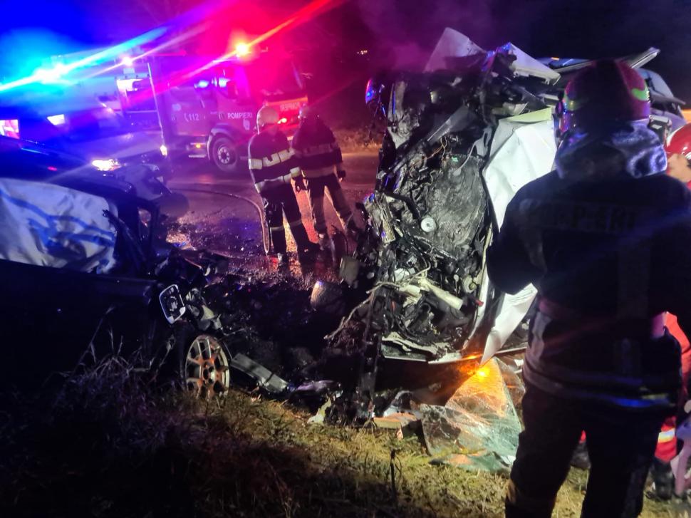 Accident cumplit pe DN 13A, în Mureș. Două maşini s-au făcut praf după un impact devastator 804556