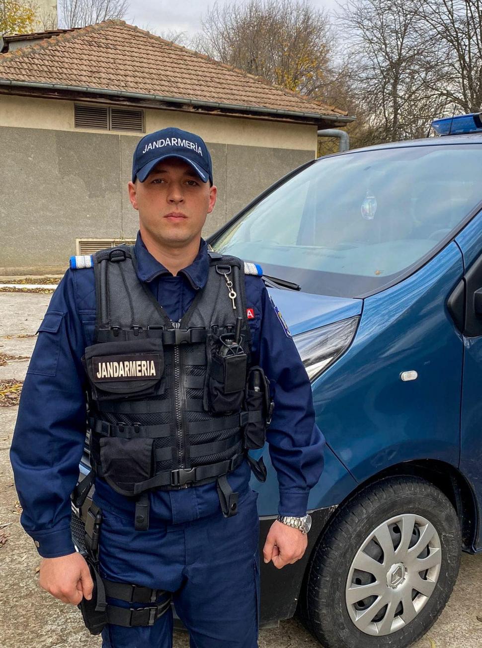 Un jandarm din Constanţa, erou pentru patru tineri blocaţi într-un autoturism accidentat 804366