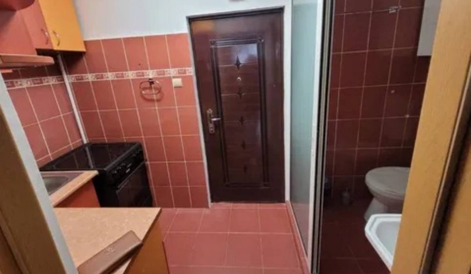 Cu cât a ajuns să fie închiriată garsoniera cu toaleta în bucătărie, din Cluj. “Cu buda în bucătărie și vreți atâția bani?”