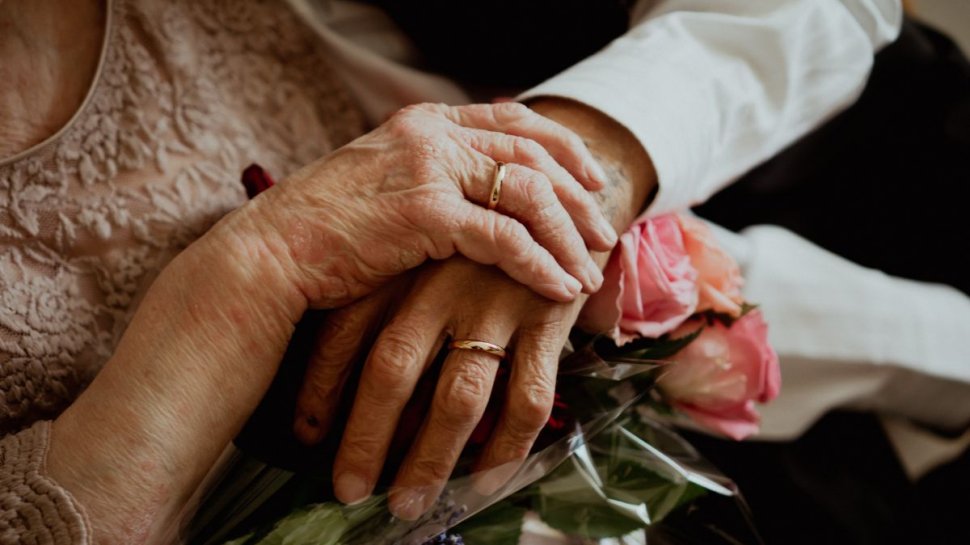 Povestea soților care au murit ținându-se de mână, la 100 de ani: ”Au plecat împreună!”