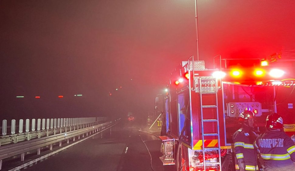 Un TIR care transporta autoturisme a luat foc pe Autostrada Arad - Timişoara. Mașinile au ars în totalitate