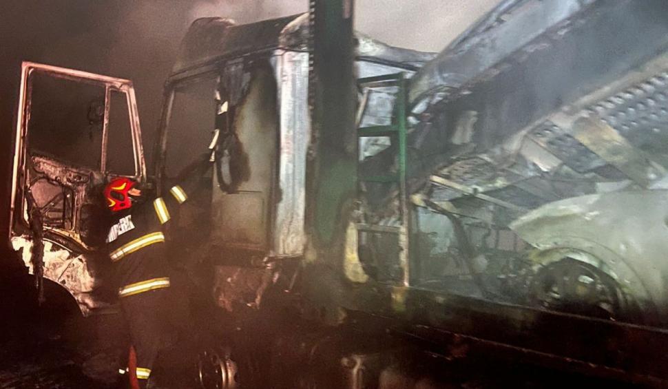 Un TIR care transporta autoturisme a luat foc pe Autostrada Arad - Timişoara. Mașinile au ars în totalitate 804571