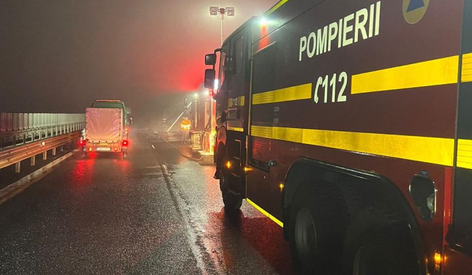 Un TIR care transporta autoturisme a luat foc pe Autostrada Arad - Timişoara. Mașinile au ars în totalitate 804572