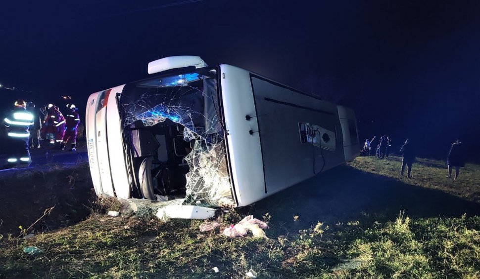 Autocar cu 33 de pasageri, accident în comuna Buteni din Arad | Autorităţile au activat planul roşu de intervenţie
