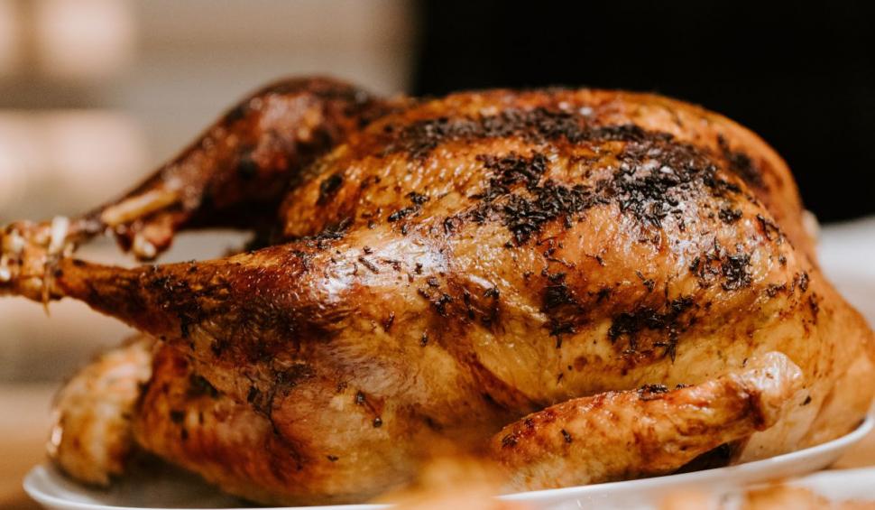 Bebe Cotimanis și Iulia Dumitru, invitaţi speciali într-o nouă ediţie "Gătit la costum", sezonul 3. Au jucat o piesă de teatru, care s-a transformat într-o poveste de iubire 804775