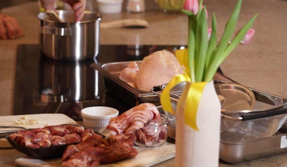 Pui întreg la cuptor, reţeta lui Bebe Cotimanis și a Iuliei Dumitru, într-o nouă ediţie a emisiunii "Gătit la costum" din sezonul 3 804770