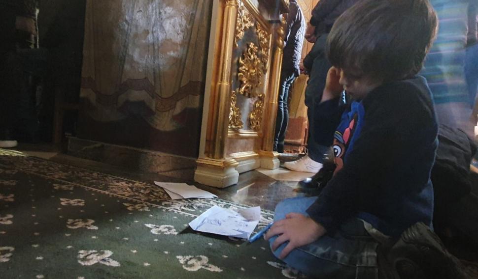 Cum a fost surprins în biserică un băieţel de patru ani care s-a plictisit în timpul slujbei 804902