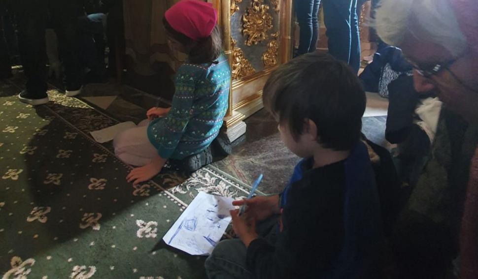 Cum a fost surprins în biserică un băieţel de patru ani care s-a plictisit în timpul slujbei 804903