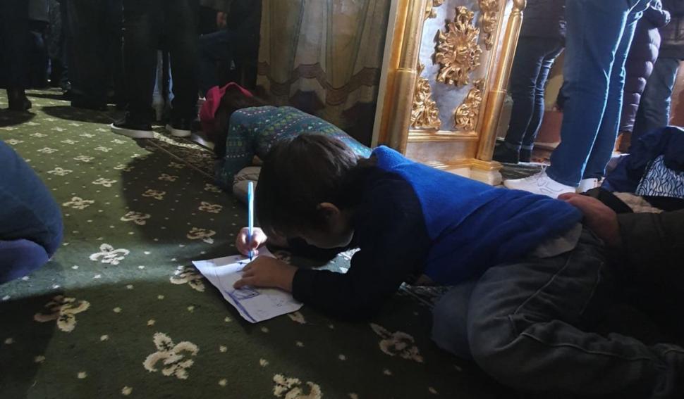 Cum a fost surprins în biserică un băieţel de patru ani care s-a plictisit în timpul slujbei 804904