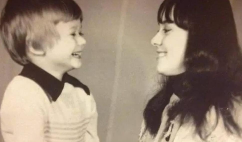 Recunoşti copilul care râde cu poftă? Astăzi a ajuns un cântăreţ îndrăgit cu un repertoriu de peste 650 de piese 804839