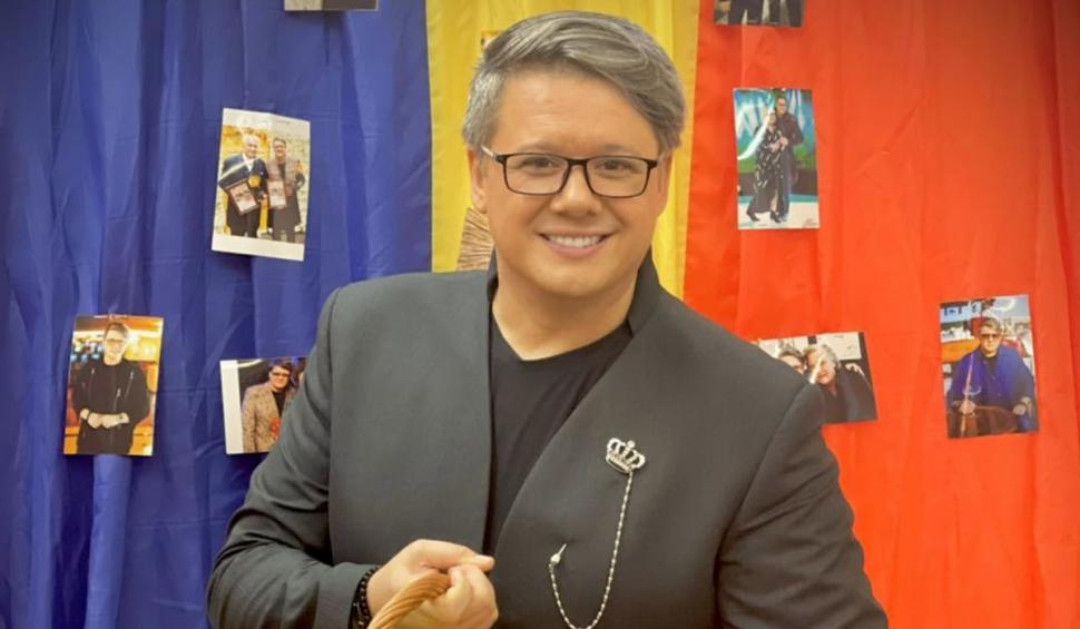 Recunoşti copilul care râde cu poftă? Astăzi a ajuns un cântăreţ îndrăgit cu un repertoriu de peste 650 de piese 804844