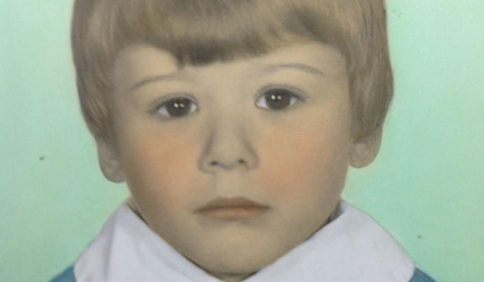 Recunoşti copilul care râde cu poftă? Astăzi a ajuns un cântăreţ îndrăgit cu un repertoriu de peste 650 de piese 804856