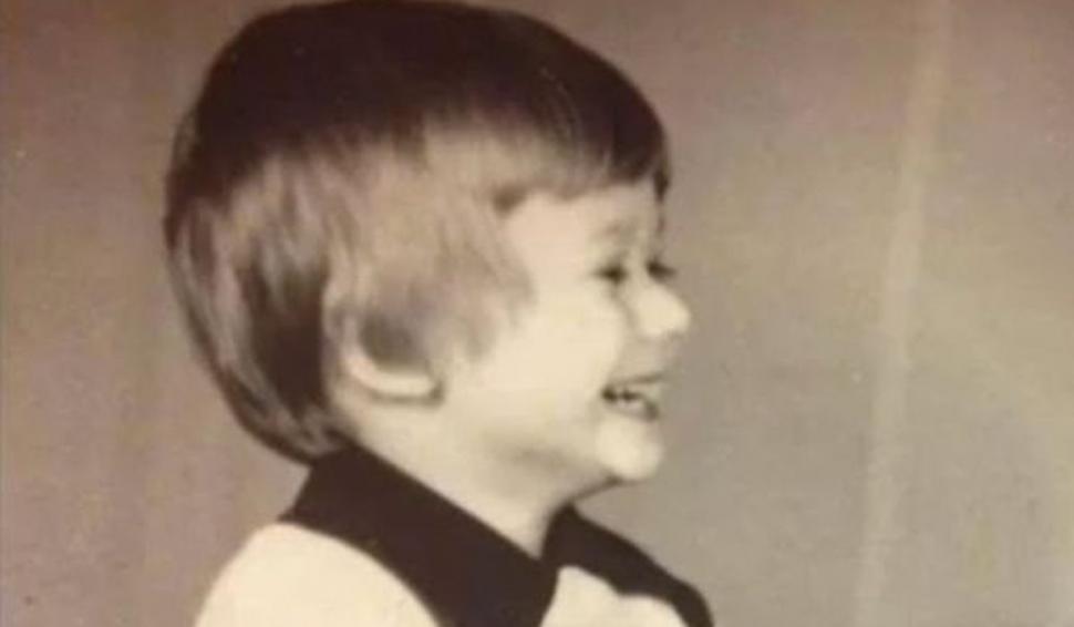 Recunoşti copilul care râde cu poftă? Astăzi a ajuns un cântăreţ îndrăgit cu un repertoriu de peste 650 de piese 804859