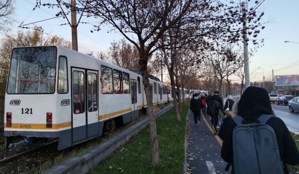 Haos pe liniile de tramvai spre Pipera. Zeci de pasageri au fost evacuaţi în frig din cauza unei avarii