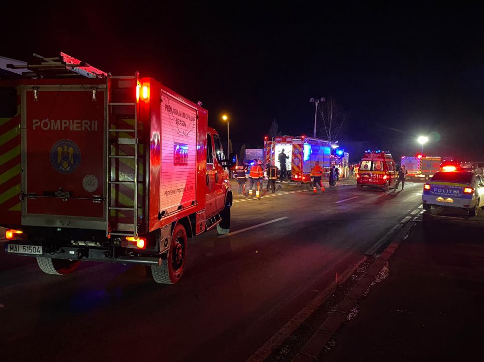 Microbuz cu pasageri, implicat într-un accident în Brașov. 11 persoane, printre care trei copii, au ajuns la spital 805309