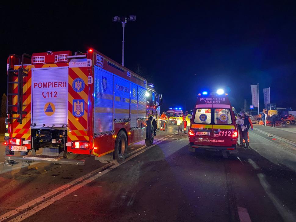 Microbuz cu pasageri, implicat într-un accident în Brașov. 11 persoane, printre care trei copii, au ajuns la spital 805312