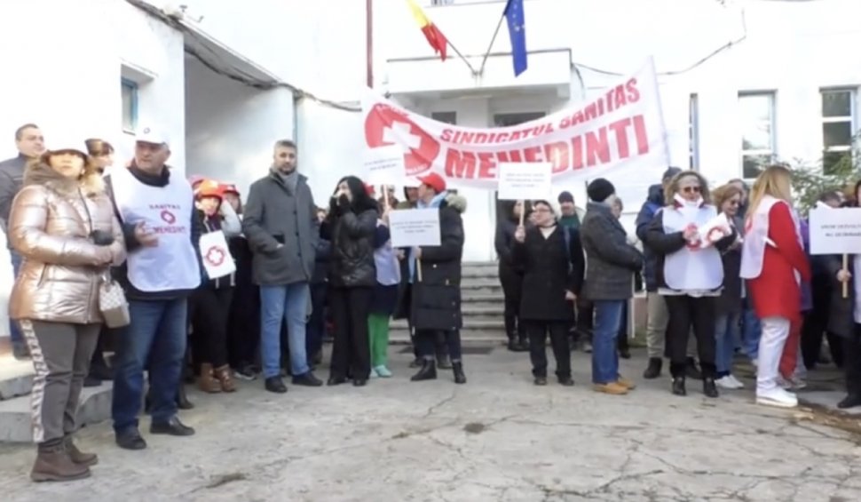 Protest la Spitalul Municipal Orșova! Zeci de angajați riscă să fie concediați