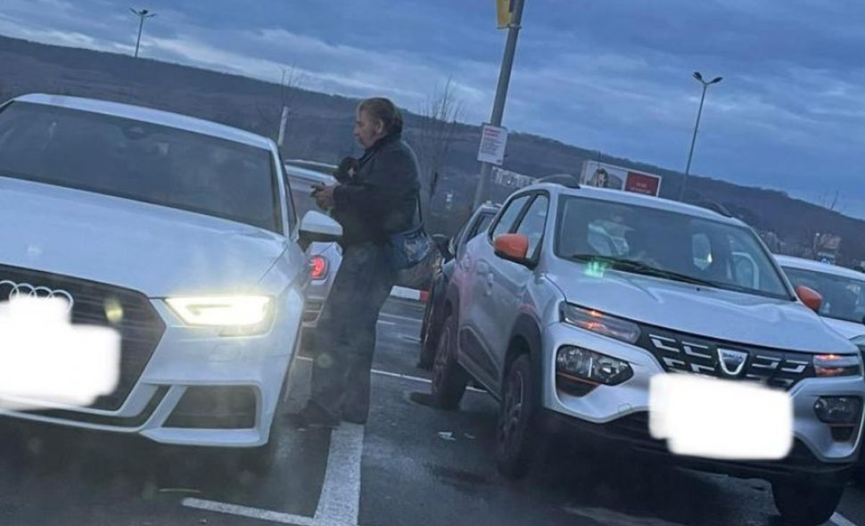 Ce a păţit o șoferiță din Cluj după ce a fost abordată de acest vânzător de parfumuri "fake", într-o parcare. "Fiind singură în maşină, vă spun, e nasol"