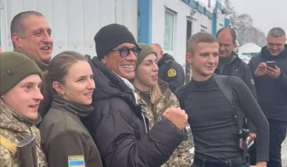 Van Damme, vizită în Ucraina. Actorul şi-a făcut poze cu soldaţii ucraineni