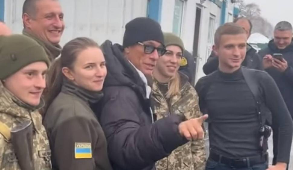 Van Damme, vizită în Ucraina. Actorul şi-a făcut poze cu soldaţii ucraineni 805466