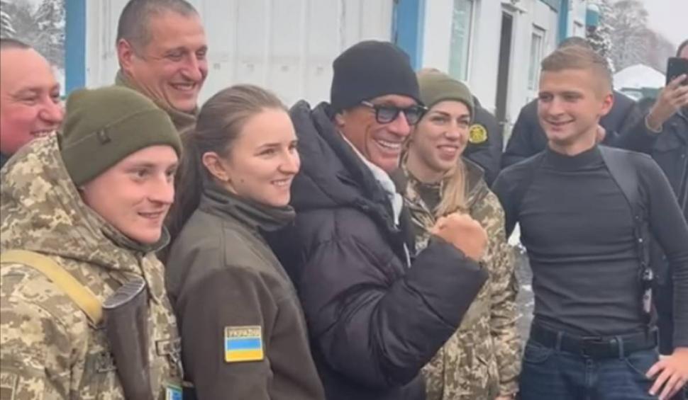 Van Damme, vizită în Ucraina. Actorul şi-a făcut poze cu soldaţii ucraineni 805468