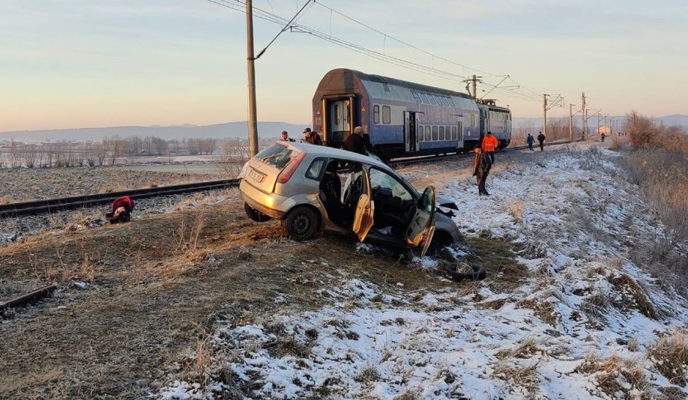 Copil salvat de şoferi după ce maşina în care se afla alături de mama sa a fost lovită de tren, în Neamţ