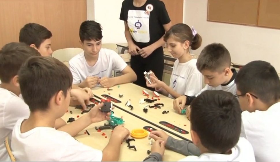 Robot capabil să colecteze deşeuri din apă, creat de elevii români