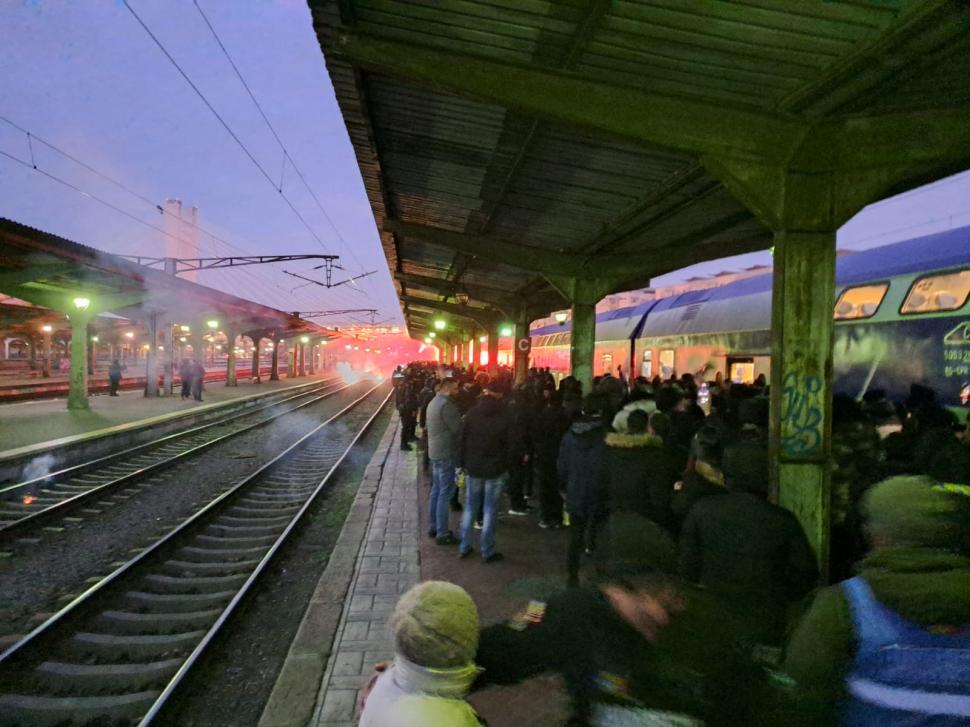 Sute de suporteri ai echipei Petrolul Ploiești, întâmpinați de jandarmi în Gara de Nord din București. Au aprins torțe pe peroane 805536
