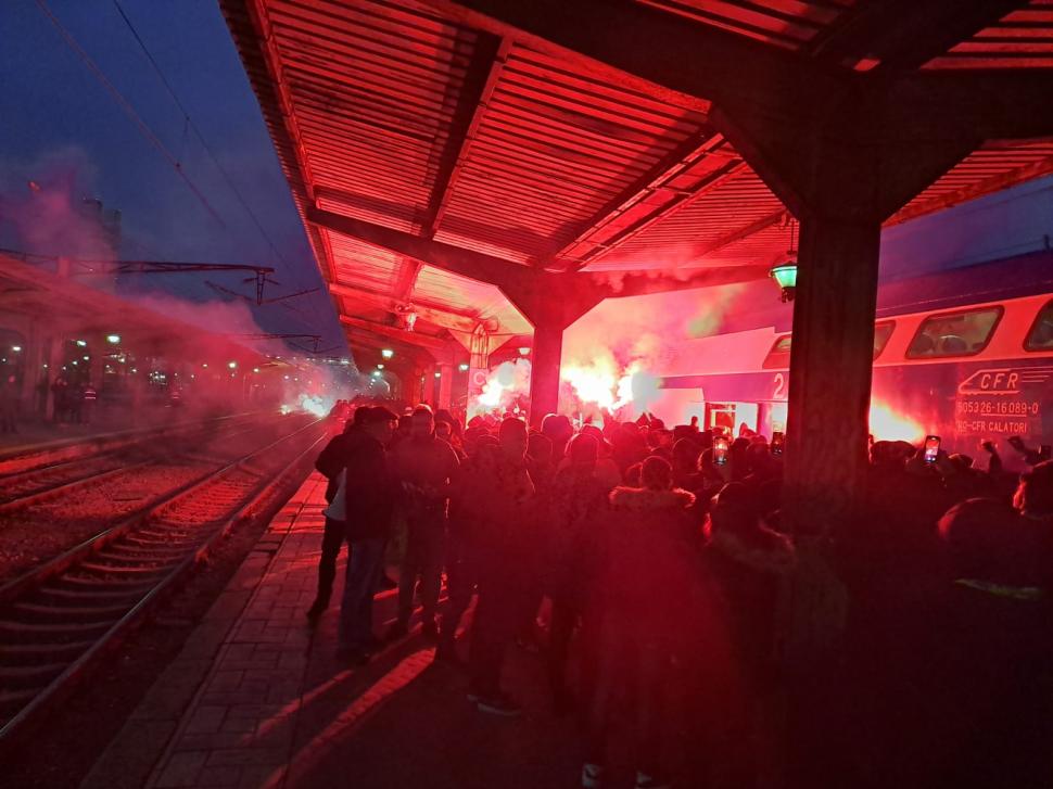 Sute de suporteri ai echipei Petrolul Ploiești, întâmpinați de jandarmi în Gara de Nord din București. Au aprins torțe pe peroane 805537