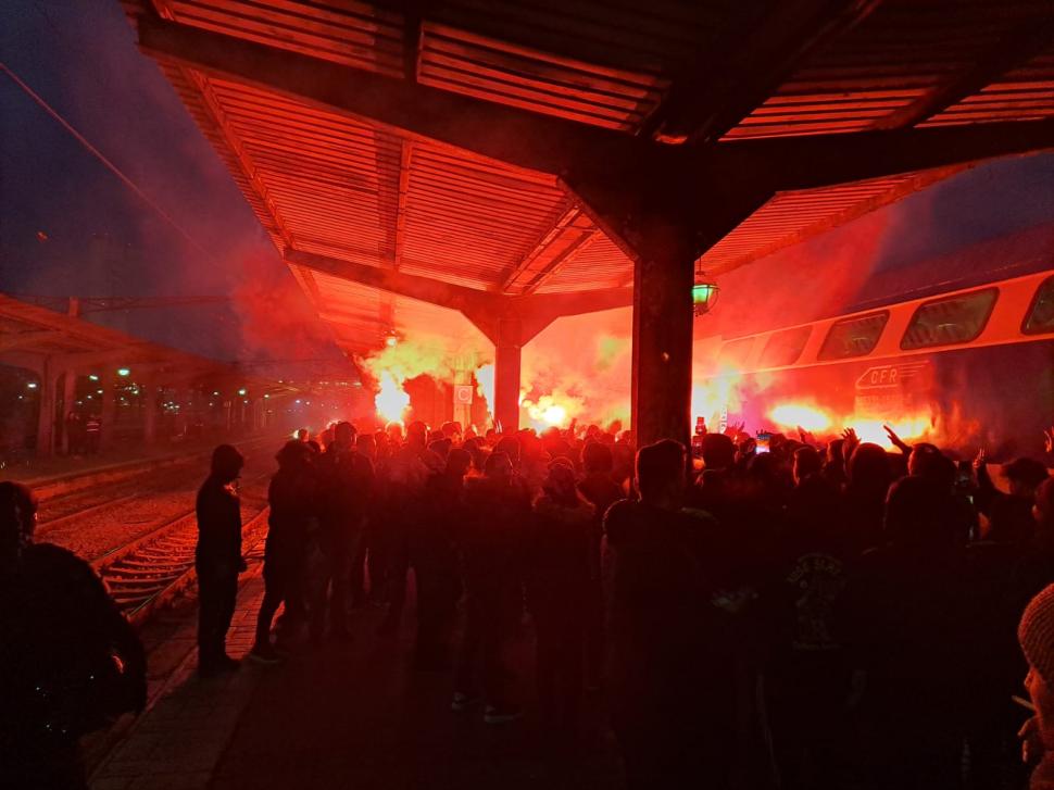 Sute de suporteri ai echipei Petrolul Ploiești, întâmpinați de jandarmi în Gara de Nord din București. Au aprins torțe pe peroane 805538