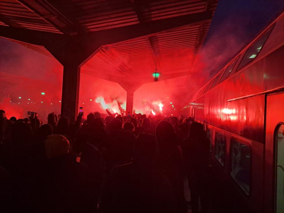Sute de suporteri ai echipei Petrolul Ploiești, întâmpinați de jandarmi în Gara de Nord din București. Au aprins torțe pe peroane 805539