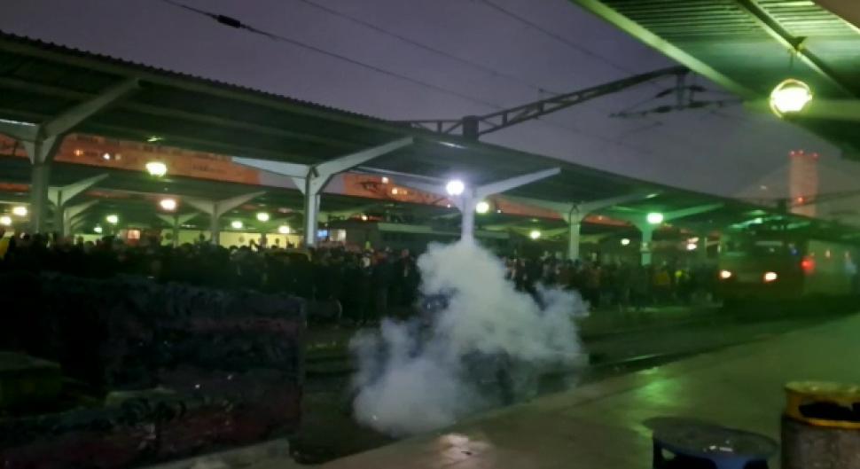Sute de suporteri ai echipei Petrolul Ploiești, întâmpinați de jandarmi în Gara de Nord din București. Au aprins torțe pe peroane 805541