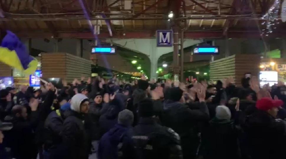Sute de suporteri ai echipei Petrolul Ploiești, întâmpinați de jandarmi în Gara de Nord din București. Au aprins torțe pe peroane 805542