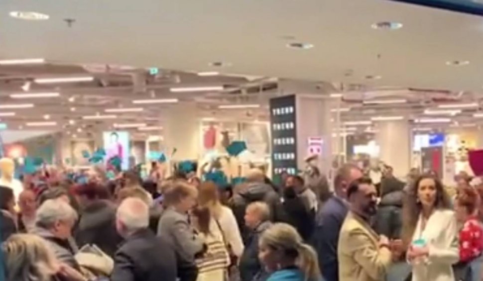Zeci de oameni au luat cu asalt primul magazin Primark din București, în ziua deschiderii