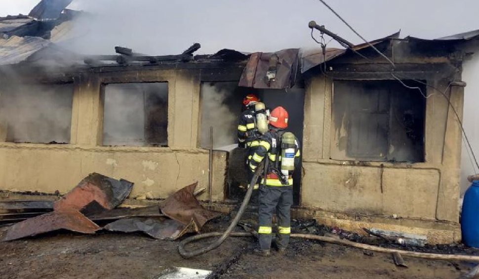 O femeie şi câinele ei au fost găsiţi carbonizaţi, după ce casa lor a fost cuprinsă de flăcări, în comuna Tomșani