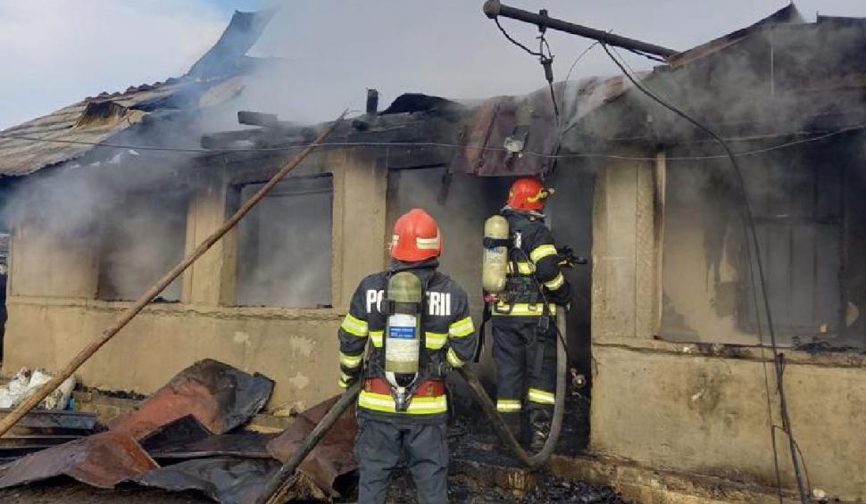 O femeie şi câinele ei au fost găsiţi carbonizaţi, după ce casa lor a fost cuprinsă de flăcări, în comuna Tomșani 805636