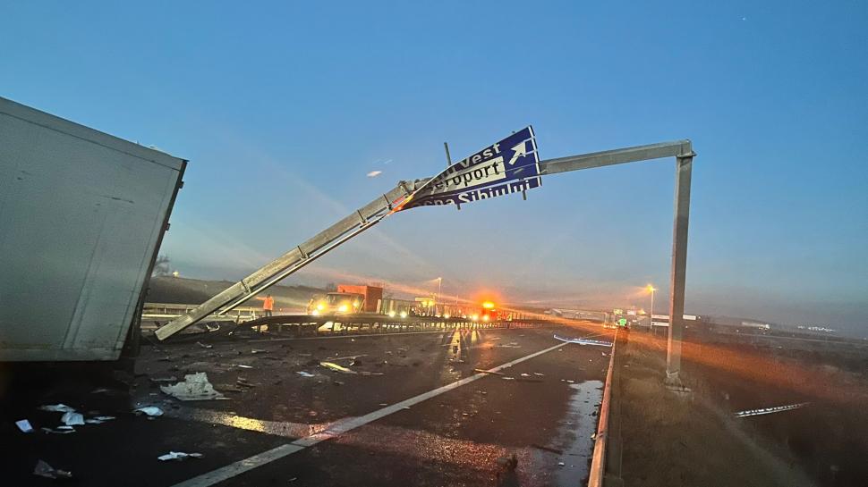 Mii de borcane de compot, împrăștiate pe autostrada Sibiu - Deva, după ce un TIR s-a răsturnat. Șoferul a murit | Trafic oprit complet 805756