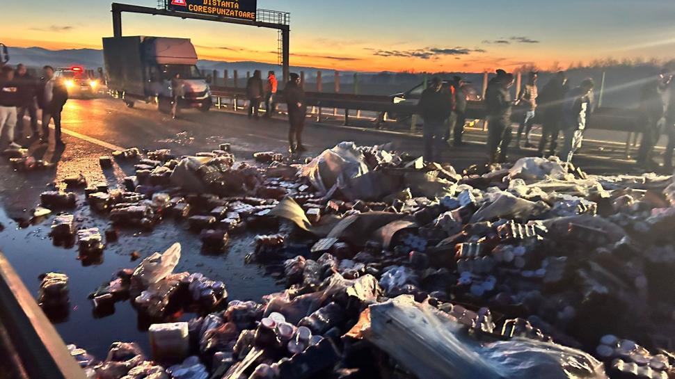 Mii de borcane de compot, împrăștiate pe autostrada Sibiu - Deva, după ce un TIR s-a răsturnat. Șoferul a murit | Trafic oprit complet 805758