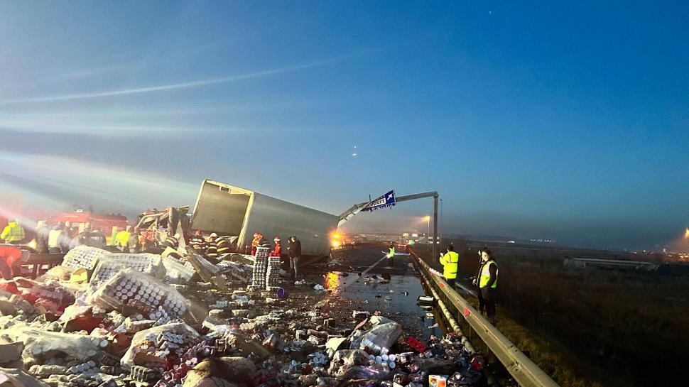 Mii de borcane de compot, împrăștiate pe autostrada Sibiu - Deva, după ce un TIR s-a răsturnat. Șoferul a murit | Trafic oprit complet 805761