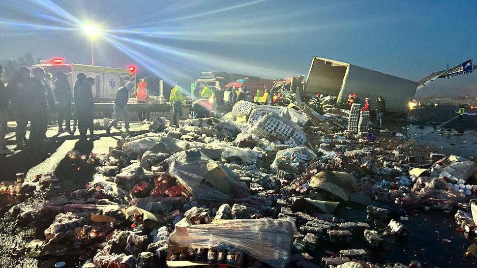 Mii de borcane de compot, împrăștiate pe autostrada Sibiu - Deva, după ce un TIR s-a răsturnat. Șoferul a murit | Trafic oprit complet 805762