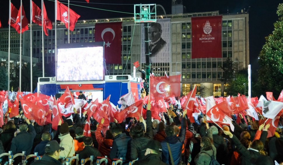Mii de persoane au ieșit în stradă la Istanbul, alături de partidele de opoziţie, după condamnarea primarului Ekrem Imamoglu