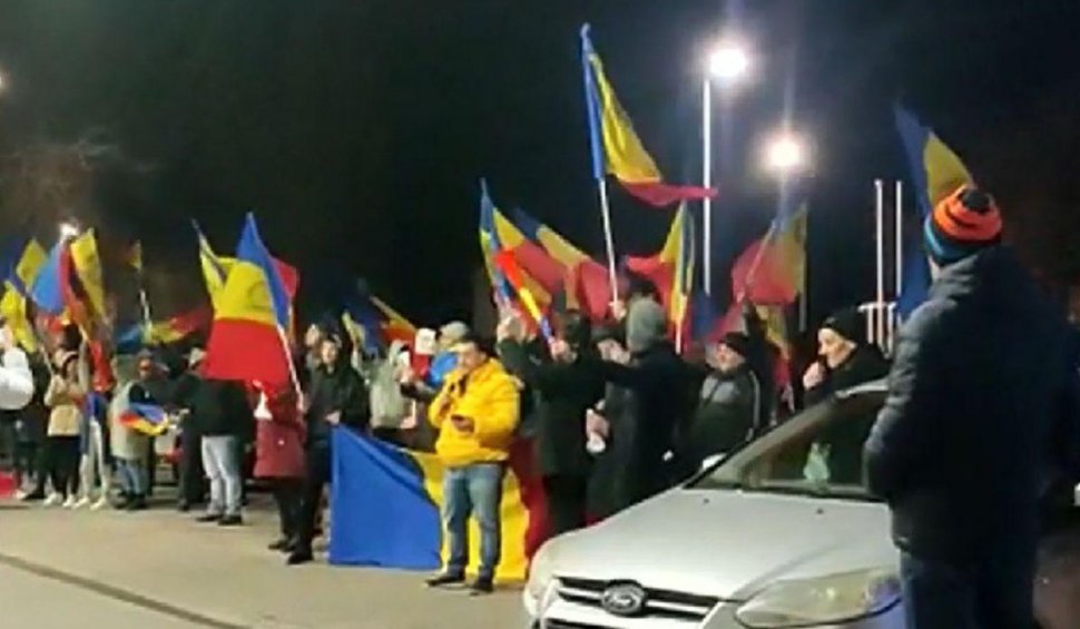 Sute de români au protestat în benzinăriile OMV din Constanţa: "România nu este ţară de mâna a doua!"