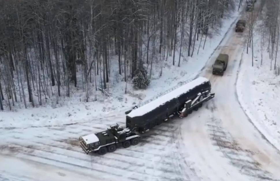 Rușii au încărcat o rachetă nucleară Yars într-un lansator și au publicat imaginile 805667