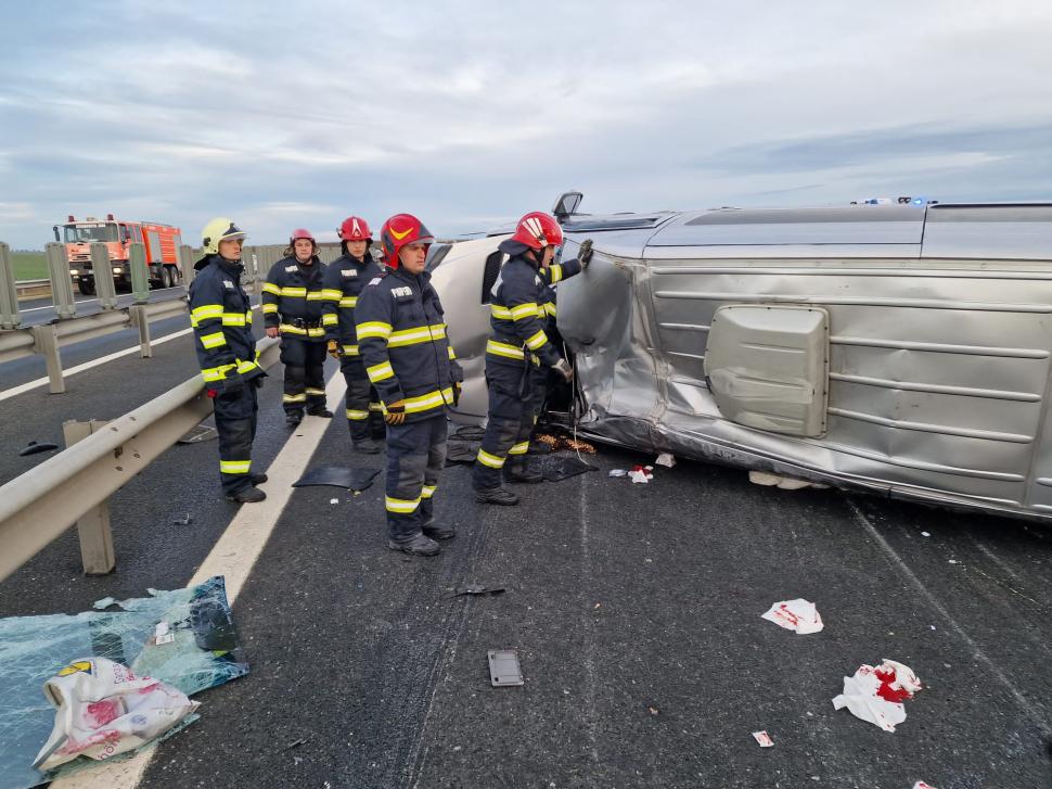 Un microbuz cu 9 persoane s-a răsturnat pe Autostrada A1. S-a activat planul roşu de intervenţie | Traficul a fost blocat  805954