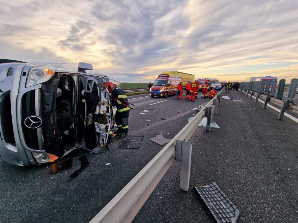 Un microbuz cu 9 persoane s-a răsturnat pe Autostrada A1. S-a activat planul roşu de intervenţie | Traficul a fost blocat  805955